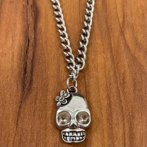 MINGA LONDON Skull Wearing a Flower Pendant Necklace Antique Silver Tone